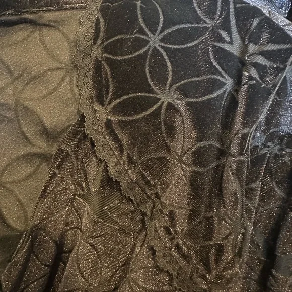 The Witcher Yennefer Velvet Hi-Low Waistcoat
Plus Size - Picture 8 of 9